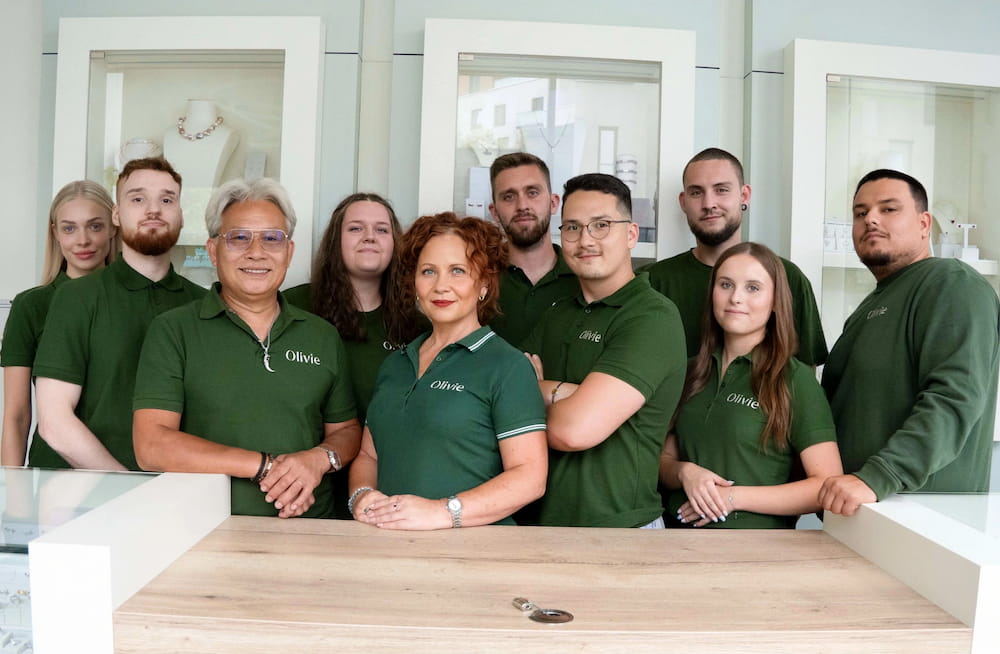 Celý tím rodinného šperkárstva Olivie